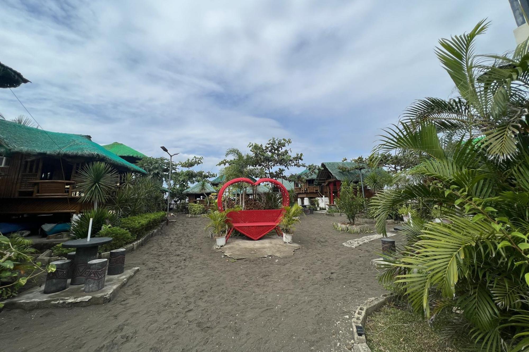 Lover'S Point Beach Front Resort Лиан Екстериор снимка